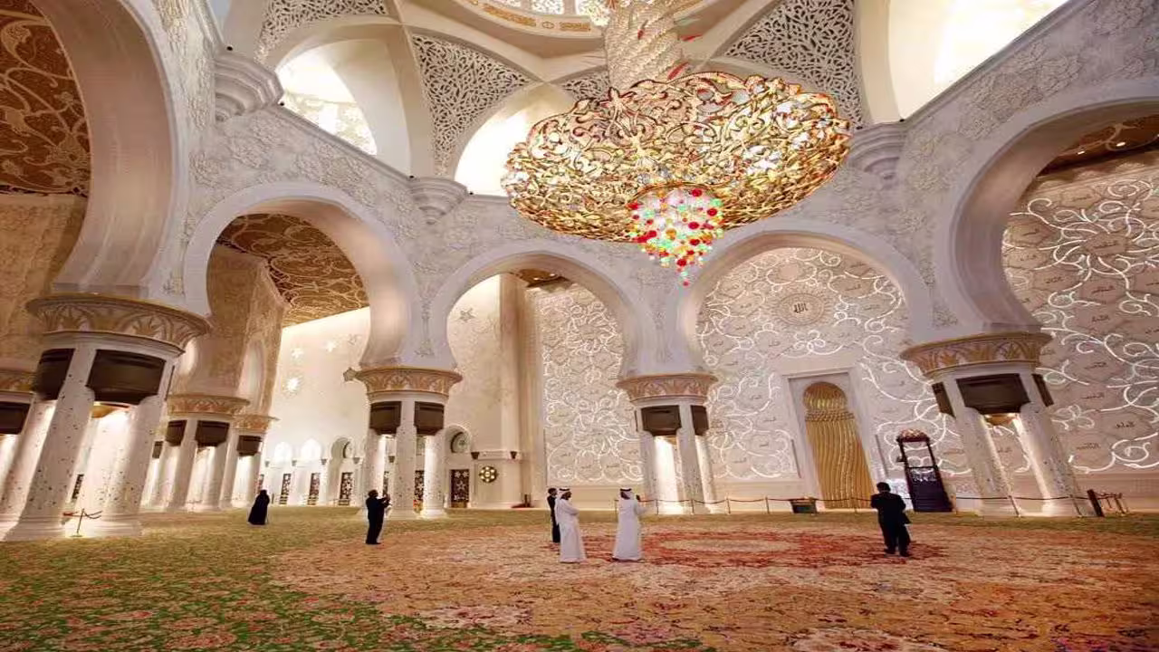 تصویر مرتبط با راهنمای جامع بازدید از مسجد شیخ زاید - شاهکاری از هنر معماری اسلامی در قلب ابوظبی